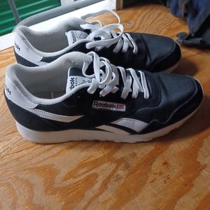 Reebok size 9 blk and white